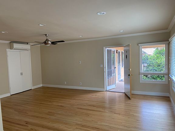 2nd image of 928 10th St APT 10