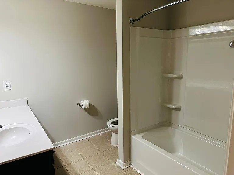 Shared bathroom for 2 bedrooms