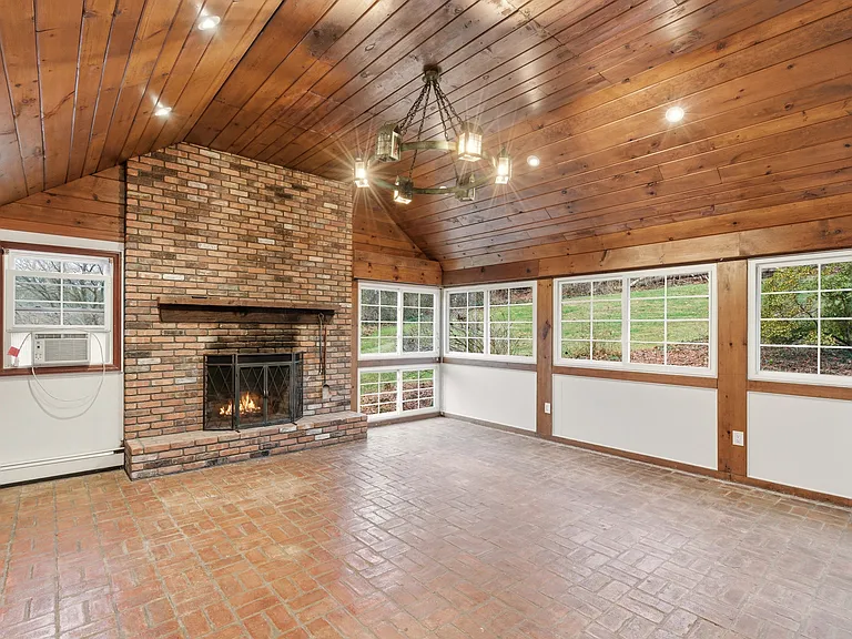 327 W Neck Rd — Photo 8