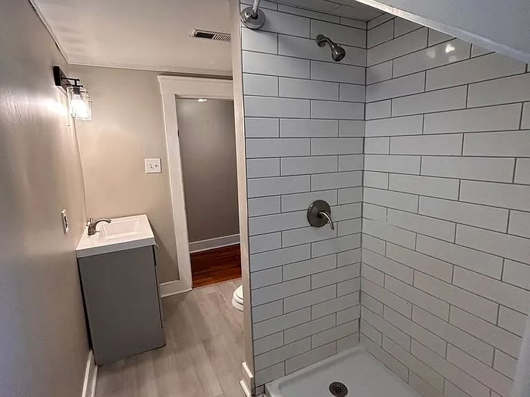 605 Gill Ave — Photo 14