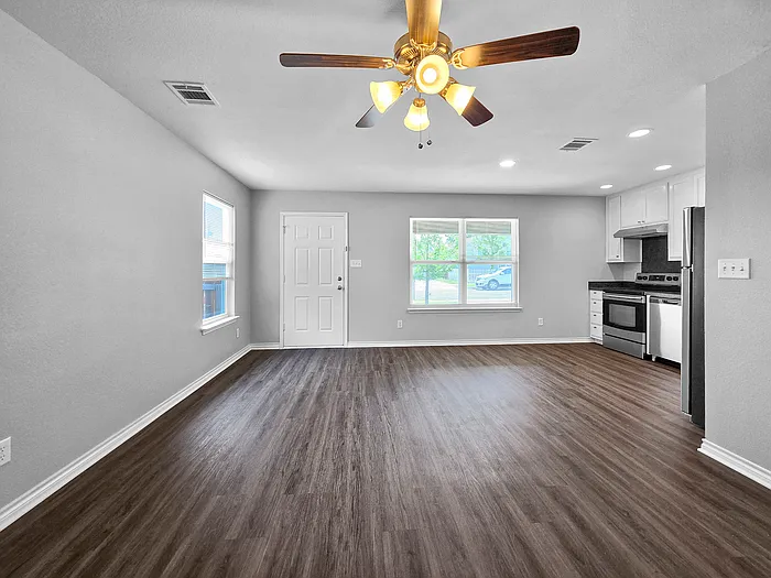 1332 Dreiss St — Photo 4
