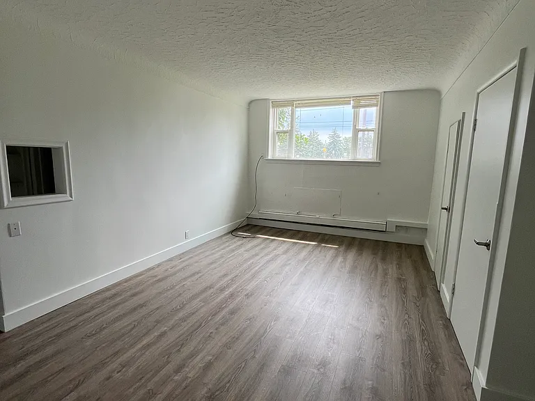 310 Speedvale Ave E — Photo 2