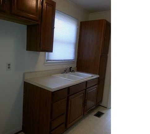 4th image of 3823 Shamrock Dr