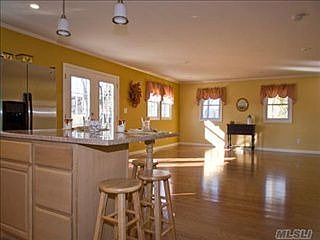 2nd image of 916 Surrey Dr