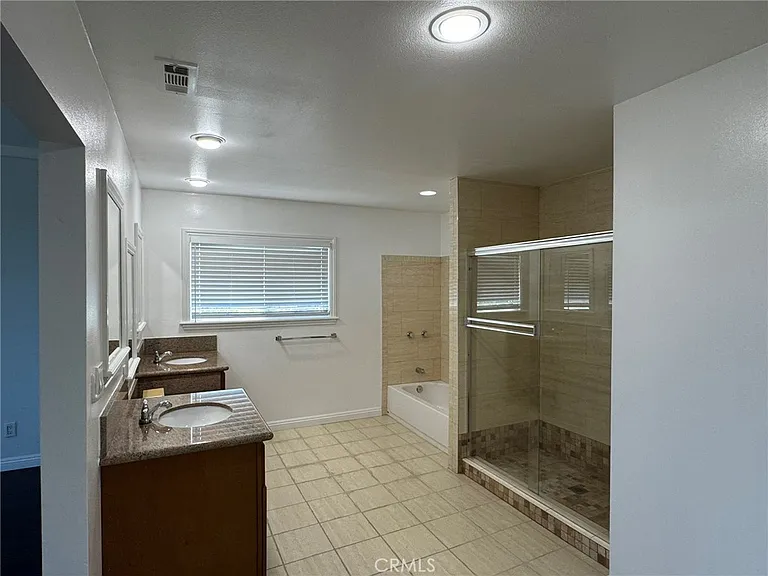 1041 W Acacia Ave — Photo 18