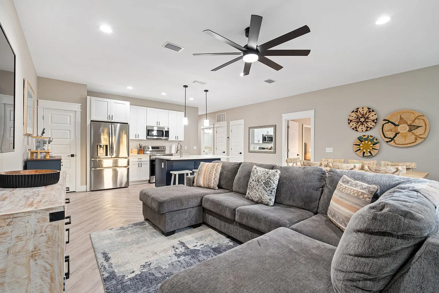 3 bed, 2.0 bath, 1410 sqft, $4,213 — Photo 1