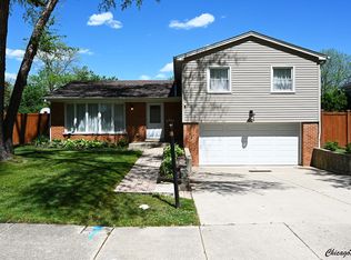 1331 N Peartree Ln, Mount Prospect, IL 60056