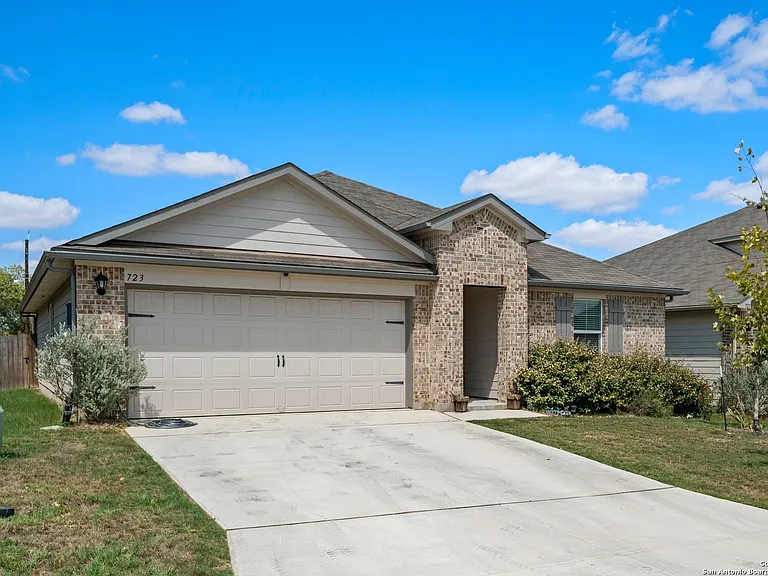 723 Armadillo Dr — Photo 3