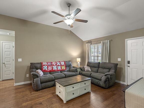 4th image of 631 Berry Cir