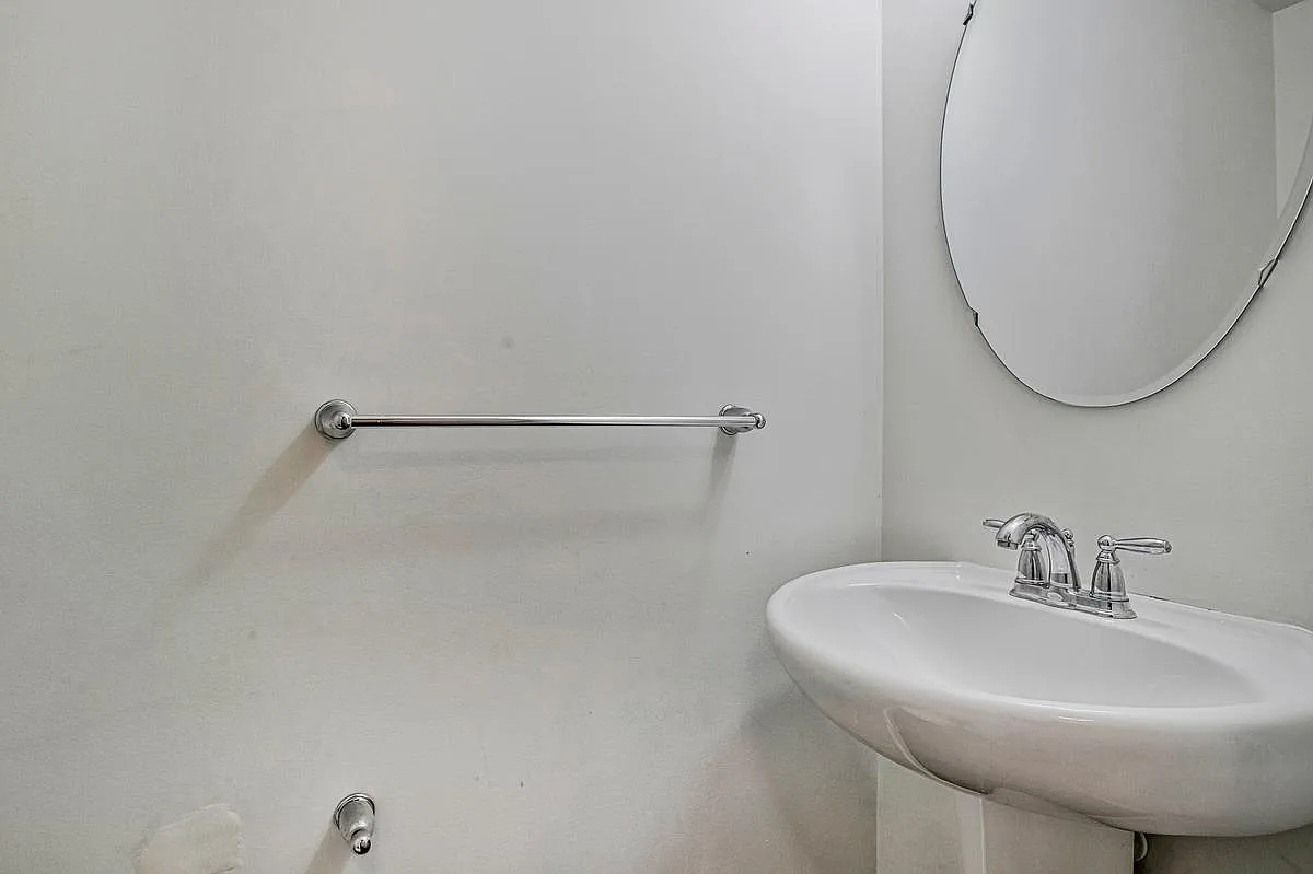 3 bed, 2.5 bath, 2200 sqft, $2,800 — Photo 4