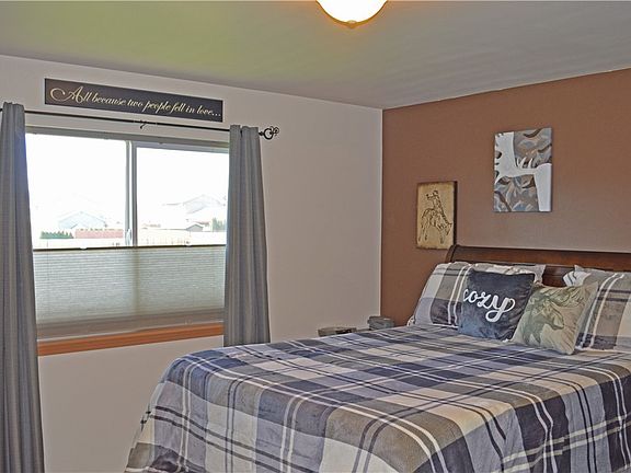 5th image of 292 N Oasis Ave
