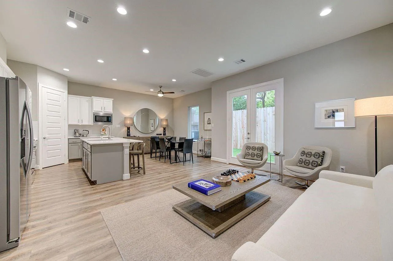4 bed, 3.5 bath, 2799 sqft, $4,300 — Photo 1