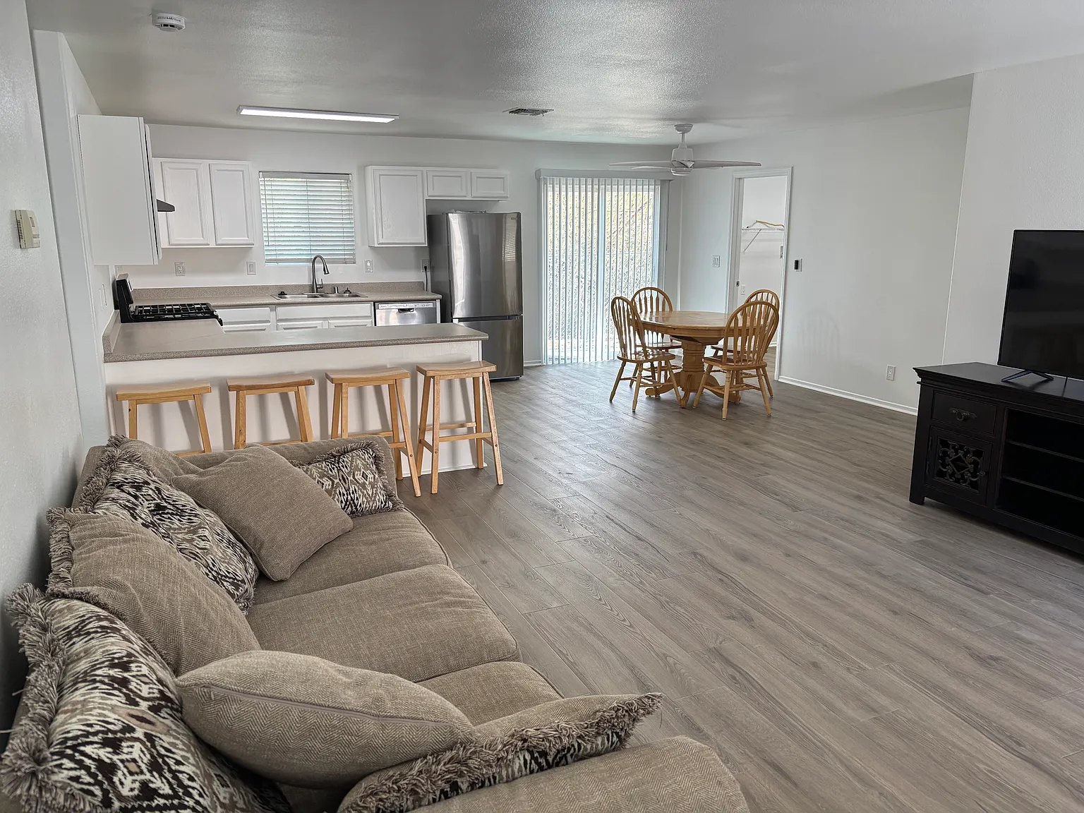 3 bed, 1260 sqft, $2,000 — Photo 2