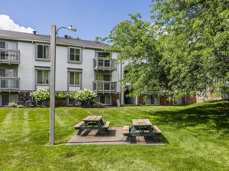 Bay Pointe Apartments — Photo 48