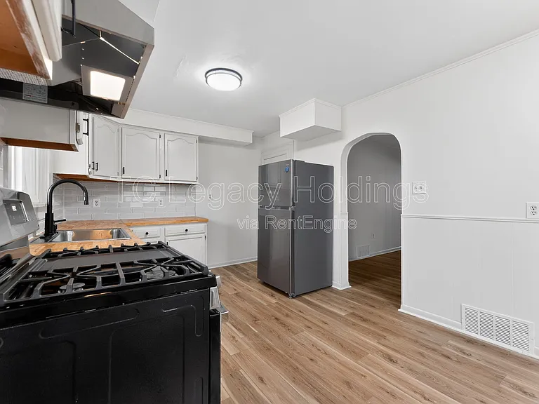 321 Clark St — Photo 11