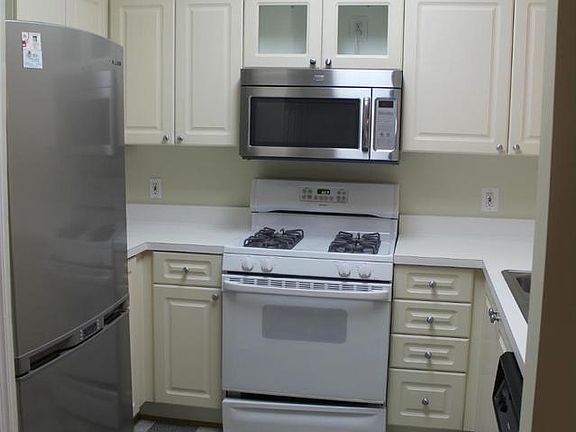 4th image of 4650 Lambert Dr #4650