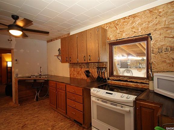 3rd image of 641 Railway AVENUE