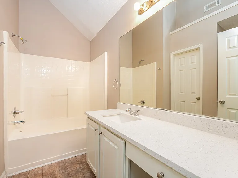 804 Hillandale Ln — Photo 11