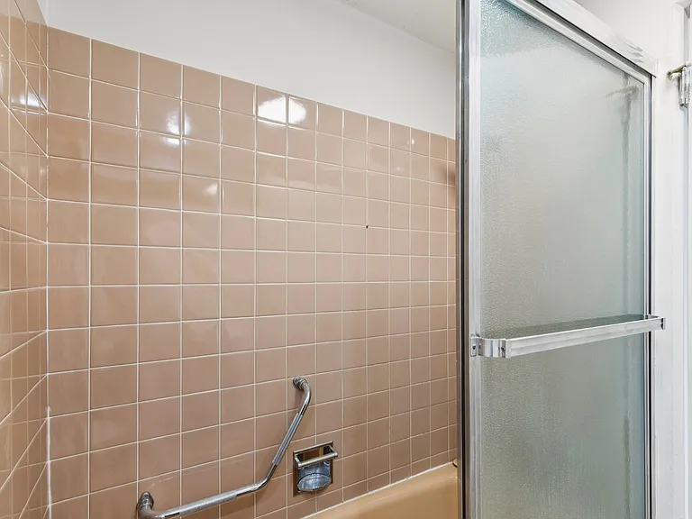 12207 Jasper Ave NW — Photo 32