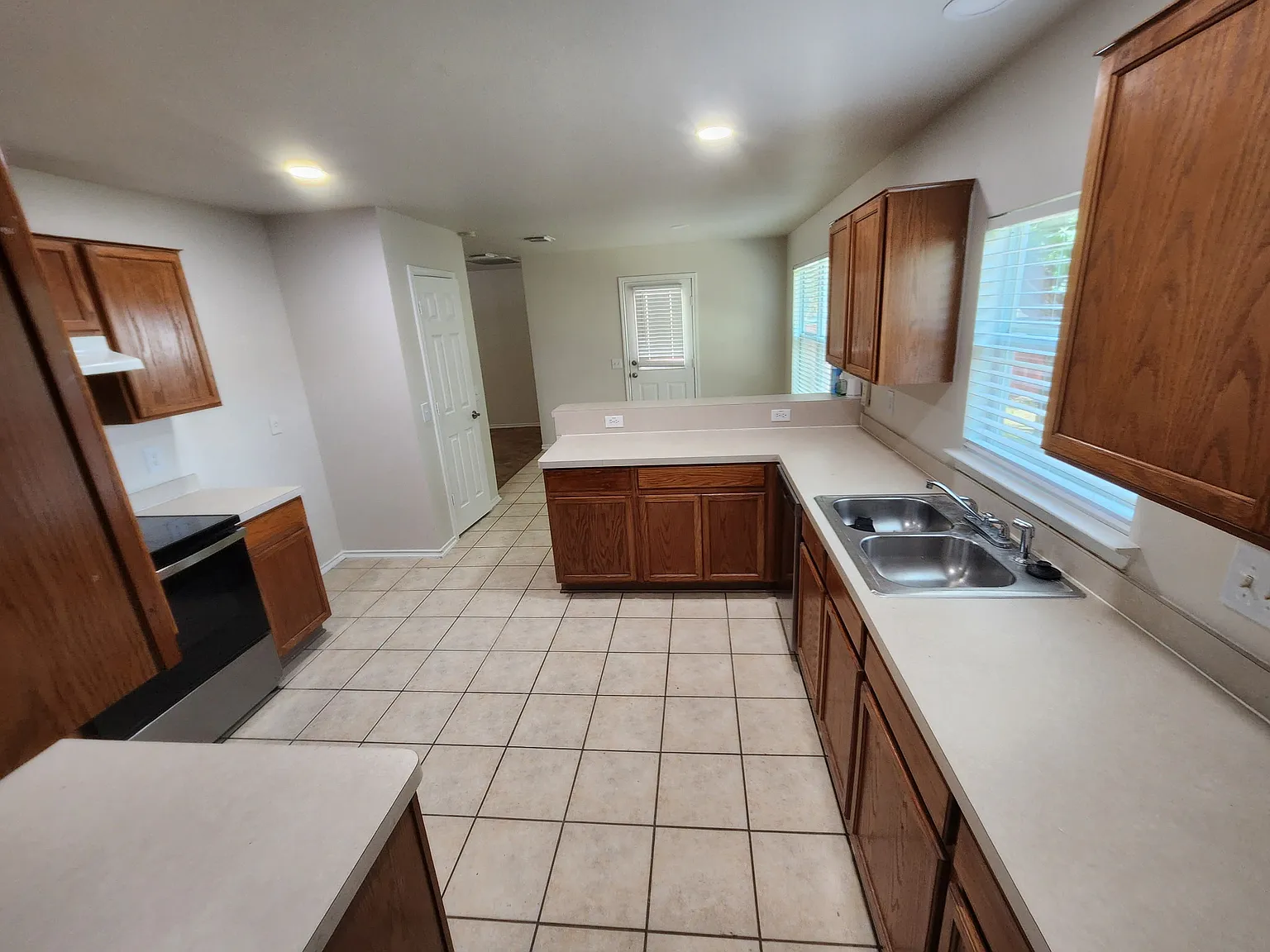 3 bed, 2.5 bath, 1768 sqft, $1,900 — Photo 4