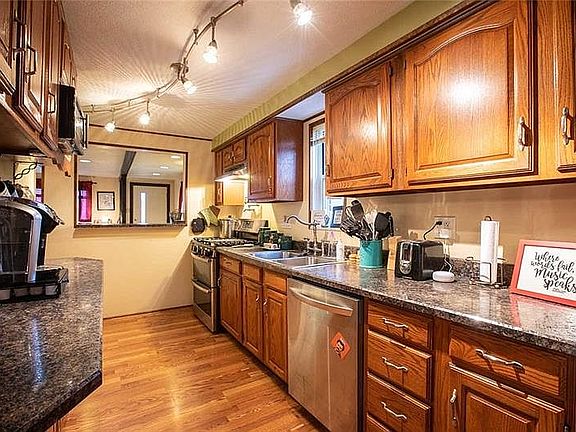 Kitchen w/ Breakfast Bar 