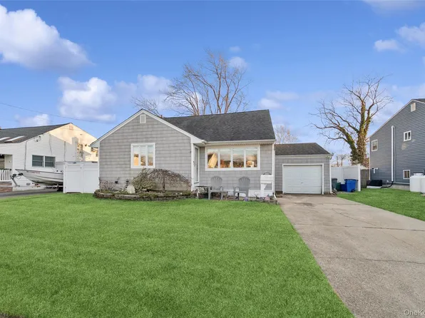14 Blanchard Street, West Babylon, NY 11704