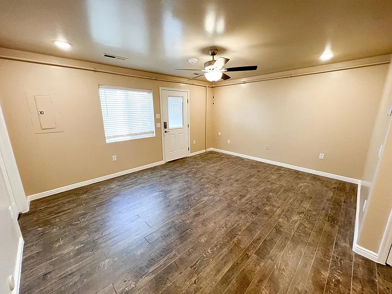 1060 N Louis St — Photo 2
