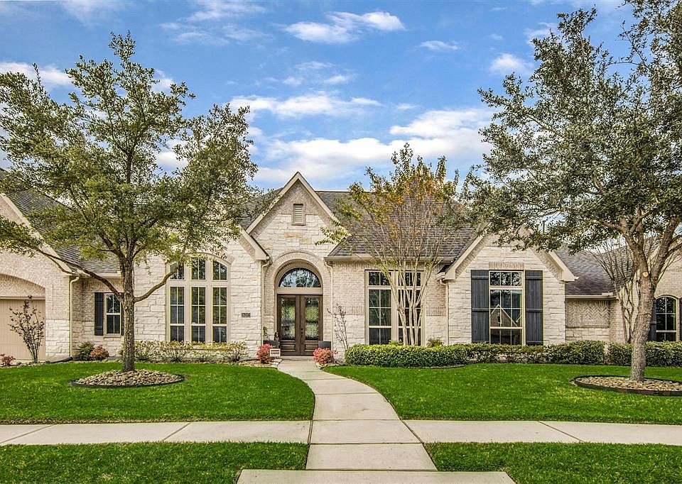Welcome Home! 16207 is a beautiful Perry Home built on an over-sized lot. With such an inviting exterior, don't you want to come inside?! Equally impressive!!