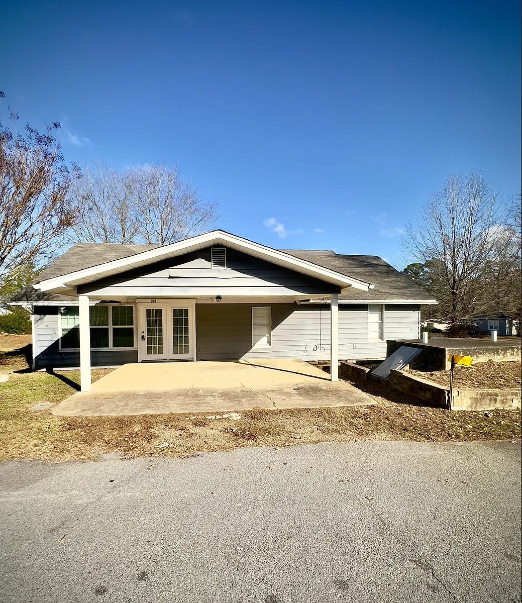 Building Photo - 921 Canterbury St