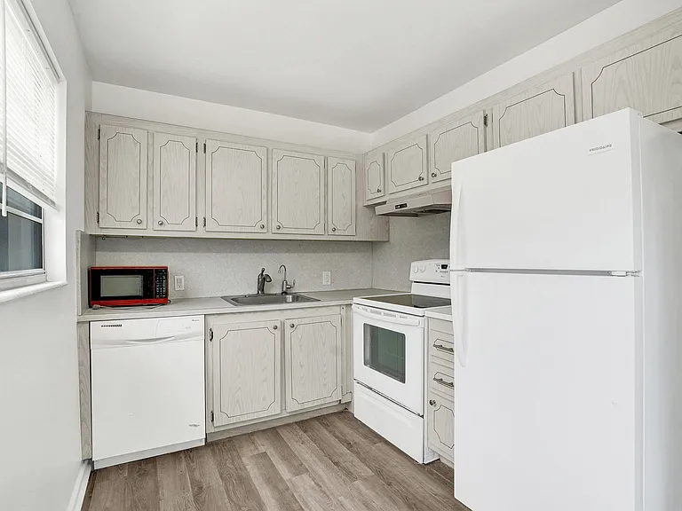 57 Dorset Dr #B — Photo 6