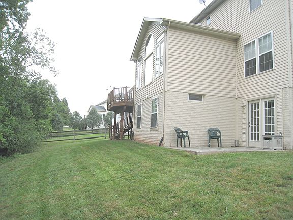 Private, wooded back yard w/walk-out basement