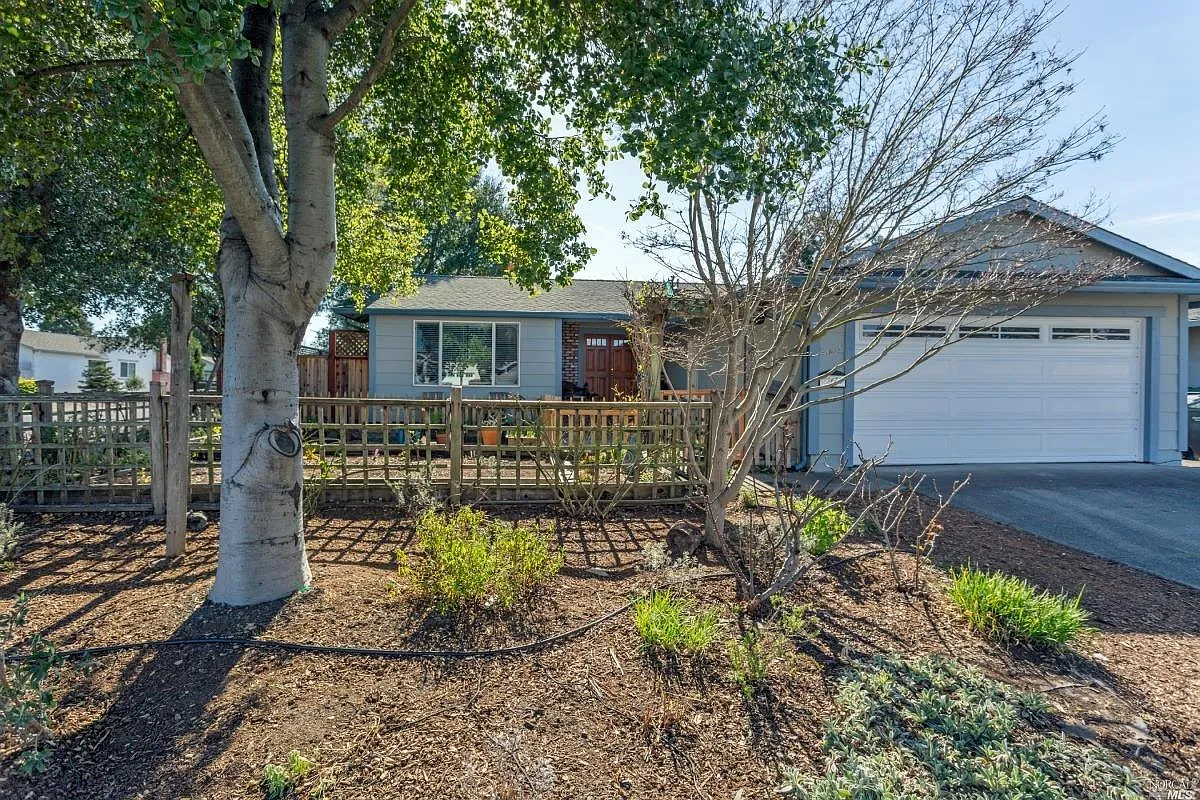 860 Daniel Dr photo 1