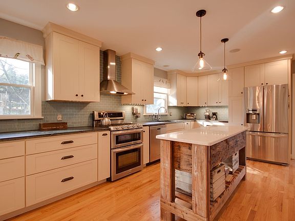 2nd image of 461 Queen Anne Ct