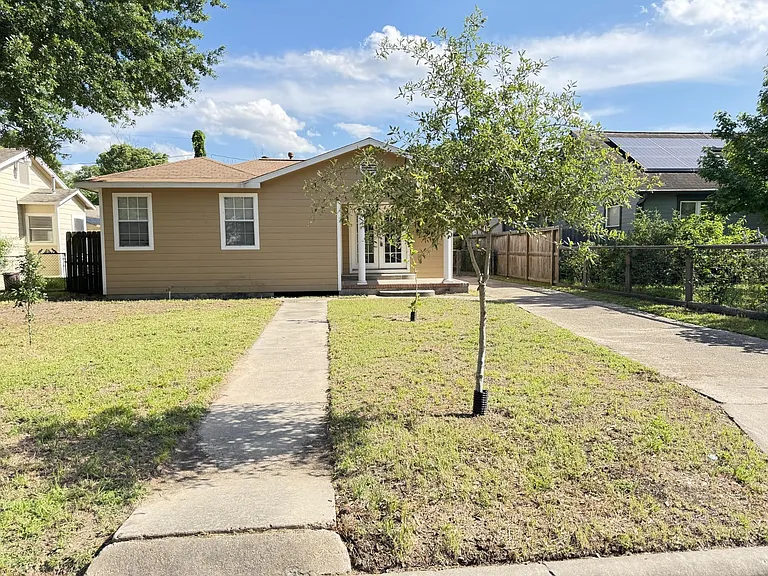 216 Gale St — Photo 1
