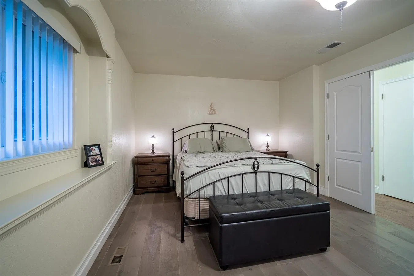 6 bed, 3.5 bath, 3804 sqft, $3,900 — Photo 2