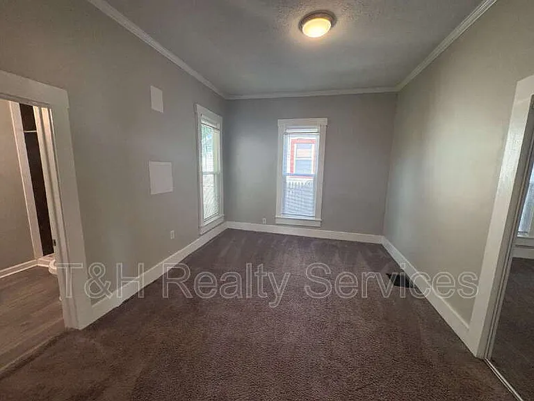 413 W Franklin St — Photo 11