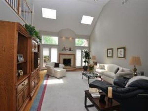 4th image of 4741 Carriage Dr