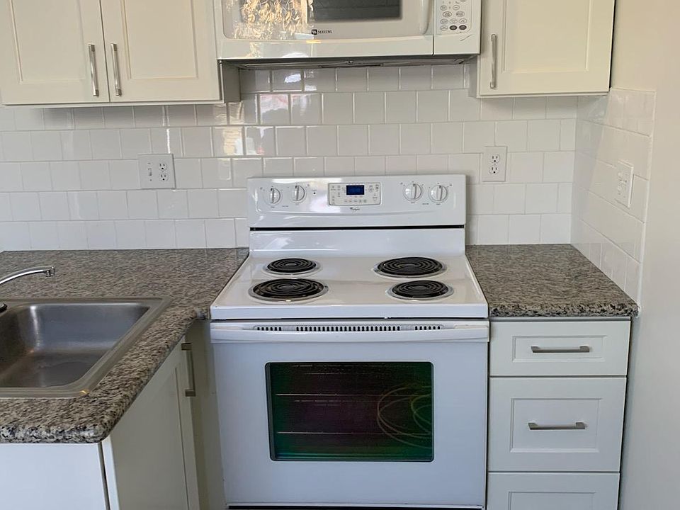 1st image of 320 1/2 E Oak St
