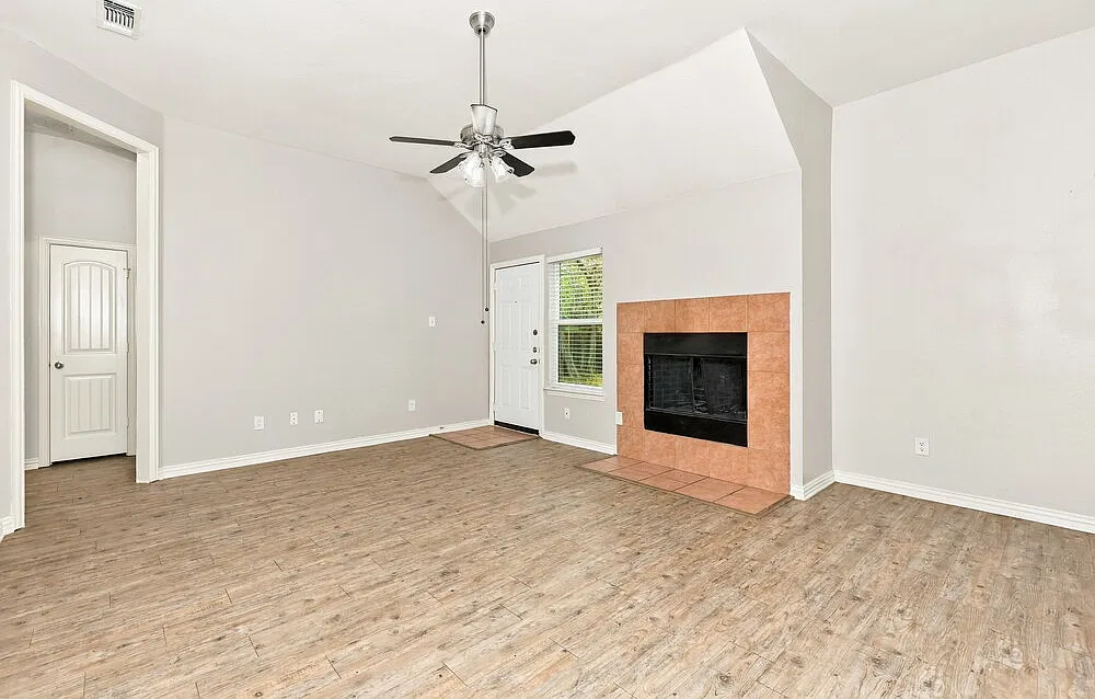 3 bed, 2.0 bath, 1736 sqft, $1,805 — Photo 3