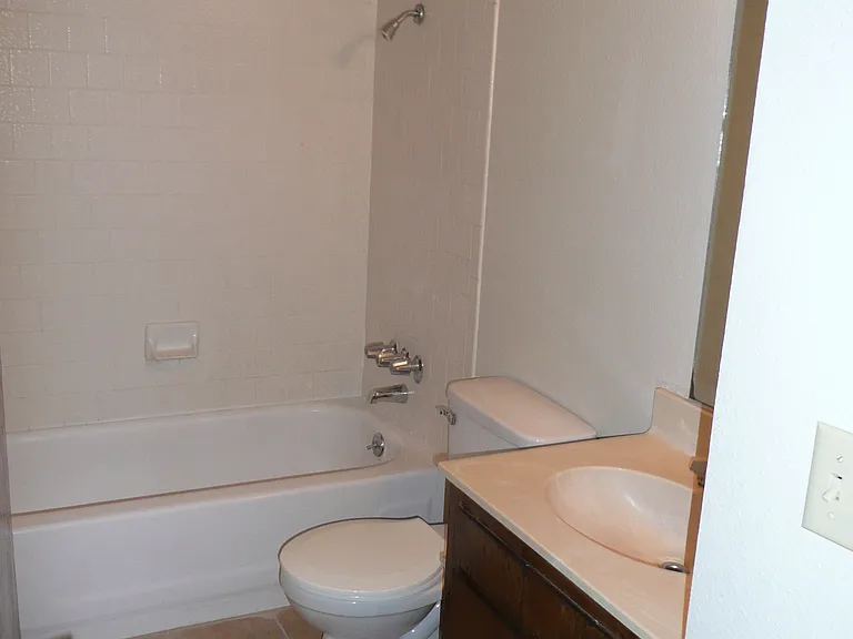 406 W Locust St — Photo 7