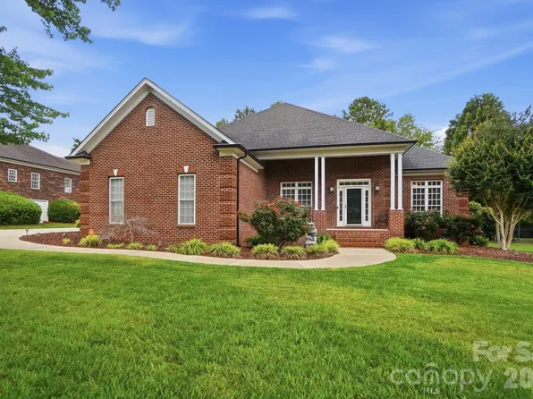8000 Tottenham Dr, Harrisburg, NC 28075