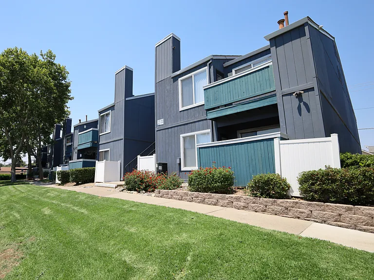 Sierra Ridge Apartments — Photo 11