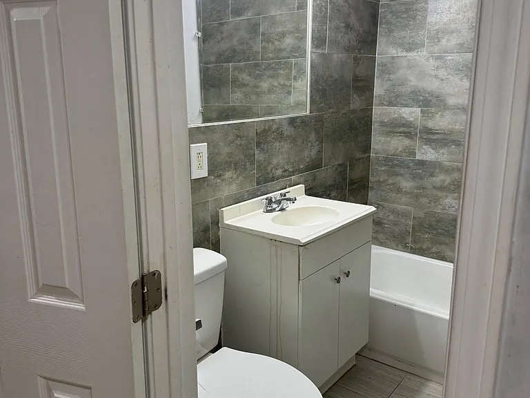 668 Charlotte Pl NW #B — Photo 2