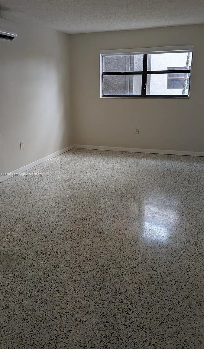 Guernica Condo — Photo 3