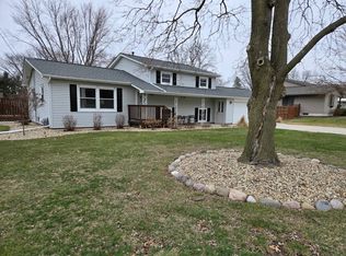 137 Lakeland Dr, Galesburg, IL 61401