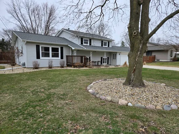 137 Lakeland Dr, Galesburg, IL 61401