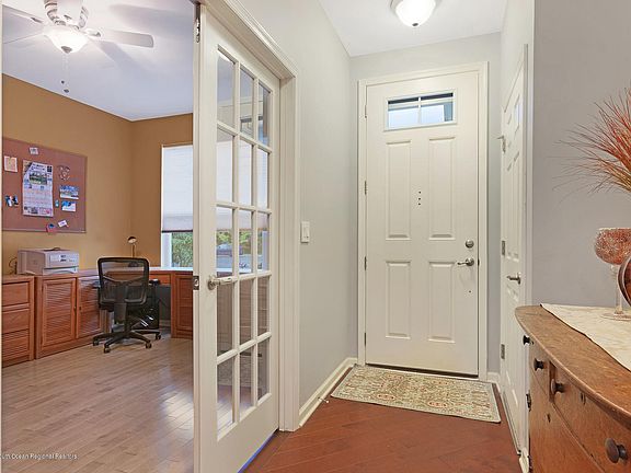 5th image of 33 Lily Pond Ct