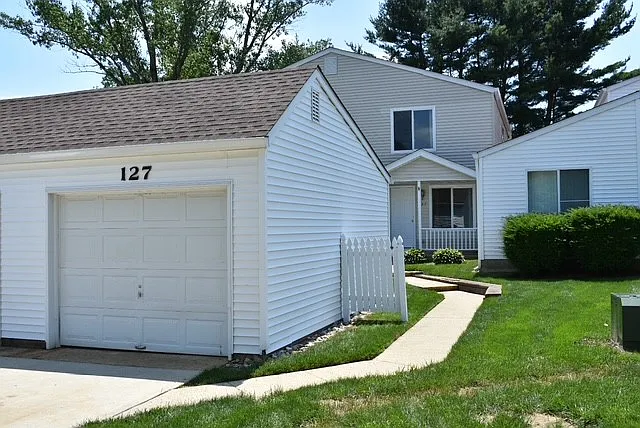 2 bed, 1.5 bath, 1300 sqft, $3,300 — Photo 2