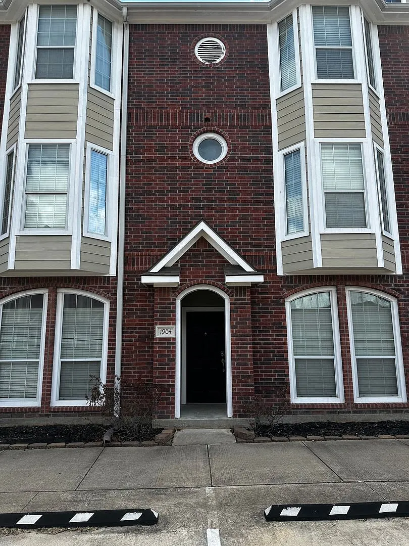 4 Bedroom 4.5 Bath Townhome in Gated Community — Photo 1