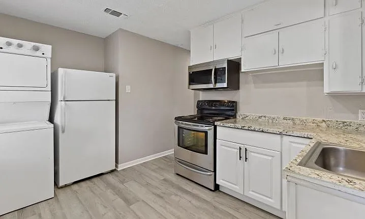 315 S Loving Ave — Photo 5